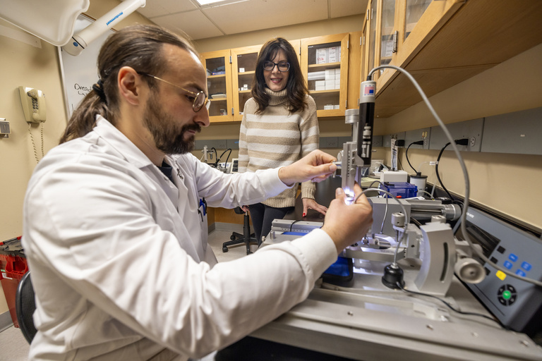 Isabel and Pedro at the microscope